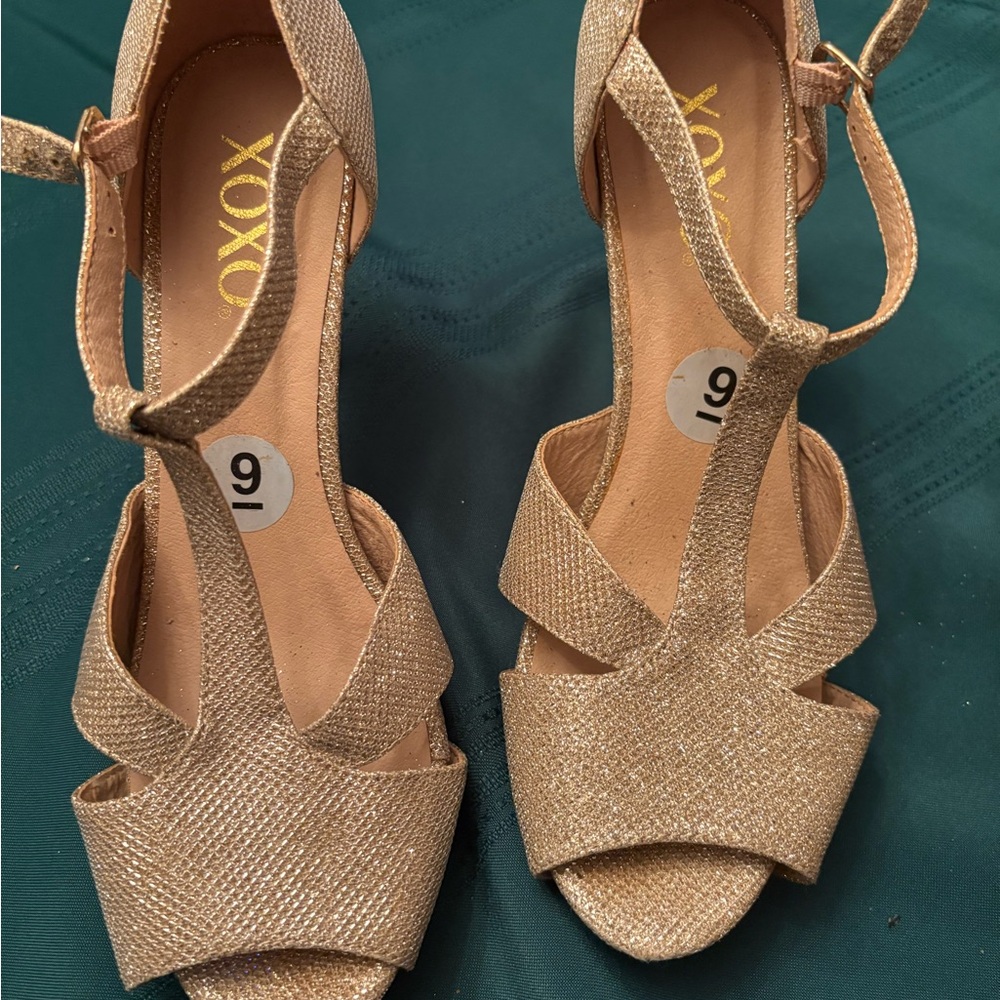 XOXO Women's Glittering Gold Heels